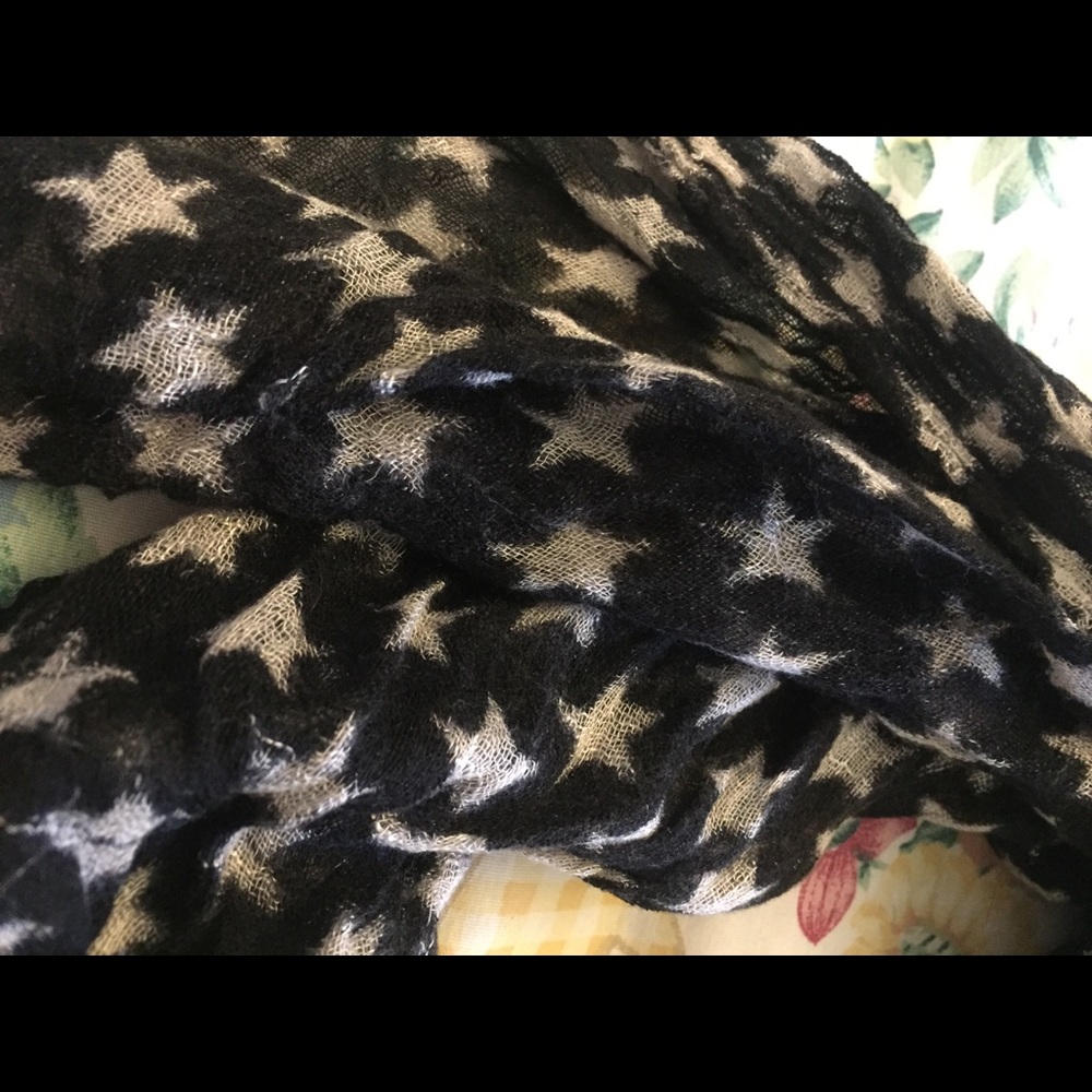 scarf with white stars - Picture 3 of 4